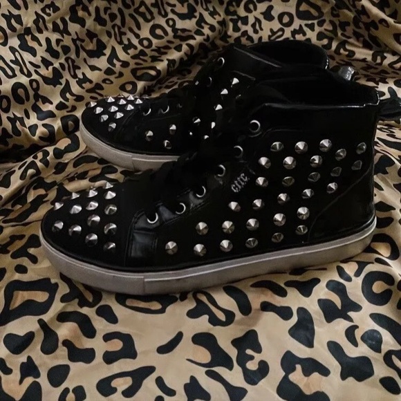cute to the core spiked shoes woman’s size 7 - Picture 1 of 5